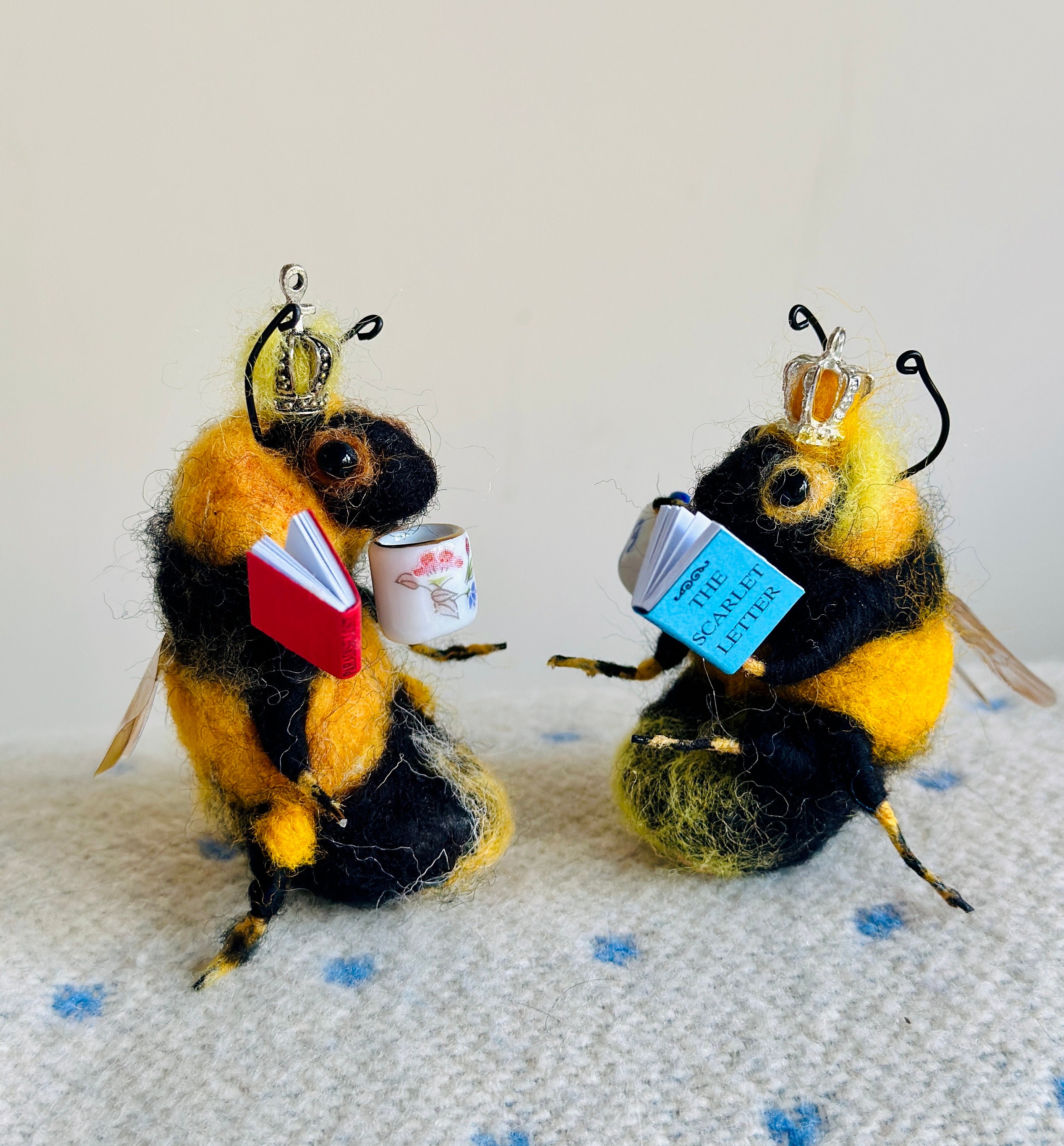 蜂の女の子フェルト人形 約38cm ニードルフェルトの女王蜂のオーナメント：蜂の記念品、蜂の