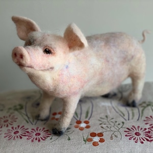 Needle felted pig/Pig/felted pig/Pig wool sculpture//felted piggy/felt pig sculpture/needle felt animal/pig gift/pig ornament/Pig lover gift