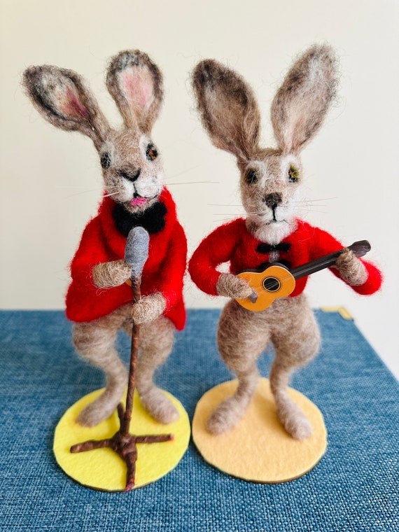 Musik Hase/Musikantik Hase/Kaninchen Puppe/Nadel gefilztes Kaninchen/Musiker  Kaninchen/Nadelgefilztes Tier/Filzes Kaninchen/Kaninchen Ornament/Kaninchen  - .de