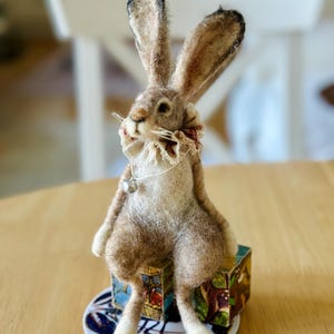 Pequeña escultura de conejo de fieltro con aguja – Muñeco de conejito con volantes, figura de liebre hecha a mano, conejo de bosque caprichoso