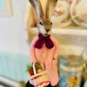Jolie poupée lapin/lièvre/Rosie Rabbit/Lapin feutré à l'aiguille/Lapin en feutre/animal feutré à l'aiguille/Lapin feutré/Ornement de lapin/Lapin fait main