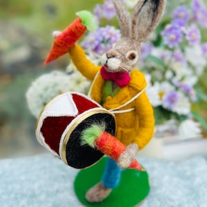 Lapin batteur/Lièvre musical/poupée lapin/Lapin feutré à l'aiguille/Lapin en feutre/Lièvre en feutre/Animal en feutre/Lapin en feutre/Lapin ornement/lièvre