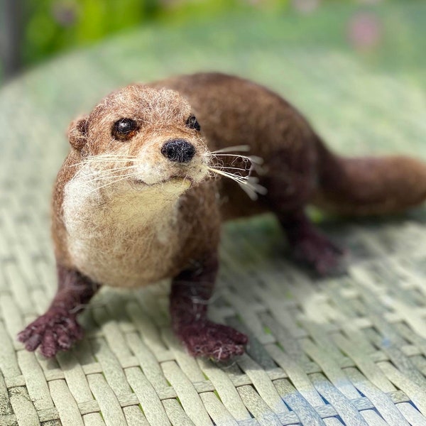 ハンドメイドニードルフェルトのカワウソ：ウールフェルトの動物・カワウソの置物・森の装飾・動物愛好家への贈り物