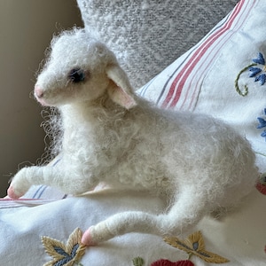 Lamb/Baby Lamb/Needle felt lamb/Spring Lamb/Lamb Gift/Needle felted animal/Lamb ornament/Nursery decor/Baby Shower Gift/Easter gift
