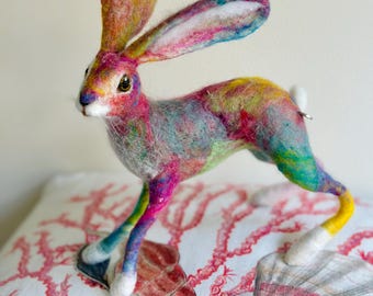 Escultura artesanal de liebre de fieltro: conejo de fieltro agujado de colores, figura de fauna salvaje de lana arcoíris, decoración de arte textil hecha a mano.
