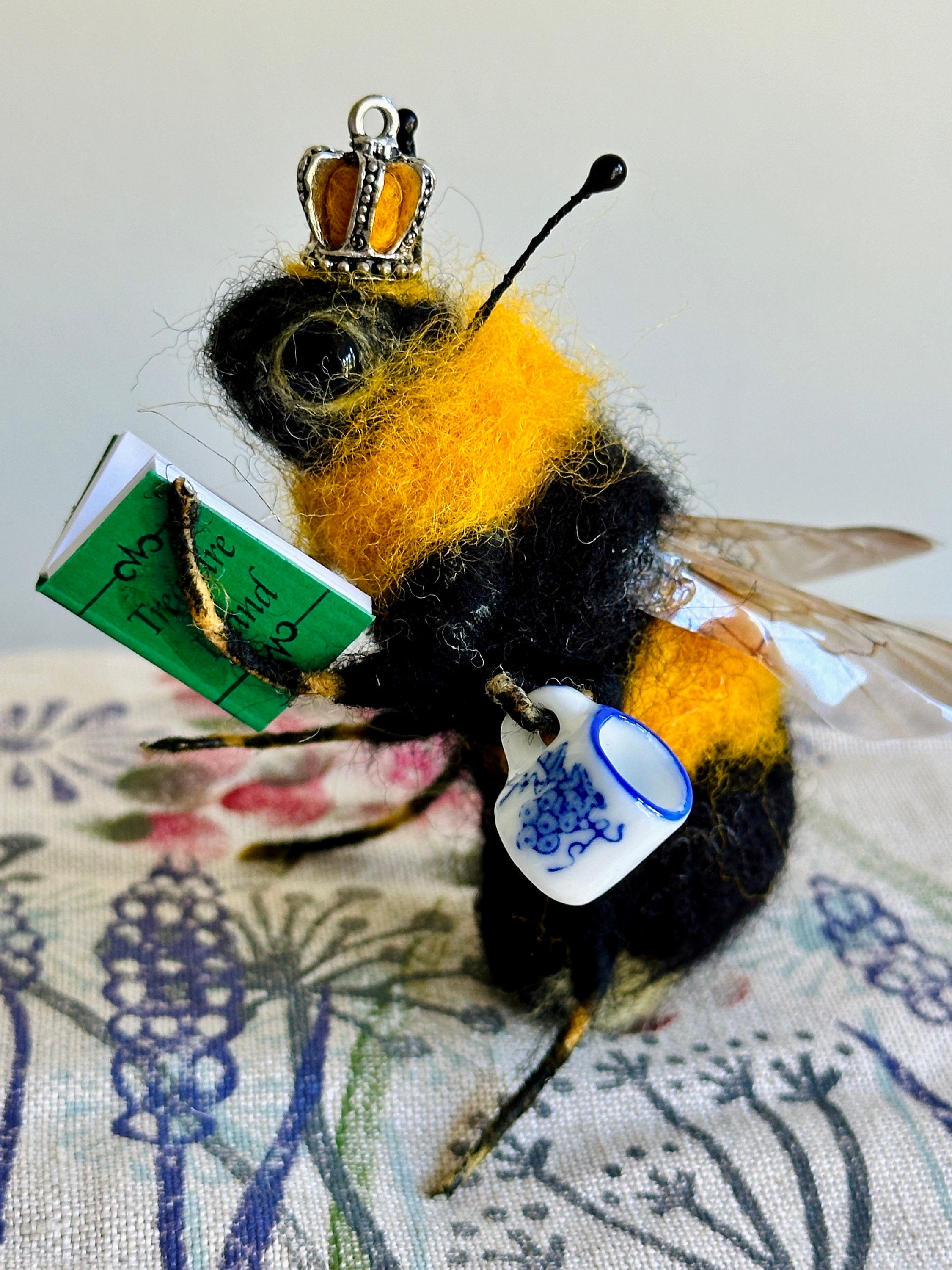 蜂の女の子フェルト人形 約38cm ニードルフェルトの女王蜂のオーナメント：蜂の記念品、蜂の