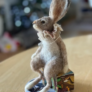 Kleiner Hase Skulptur: Nadel gefilzter gefilzter Hase; Vintage Style Sammler Hase, Geschenk für Hasenliebhaber