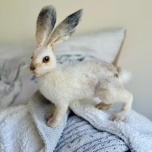 Snowshoe Hare/Arctic Hare/Arctic Hare gift/Rabbit gift/Needle felt snowshoe hare/Hare Sculpture/Felt Hare/Rabbit Sculpture/Felted Animal
