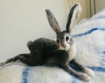 Liebre reclinada/Regalo para amantes de los conejos/Escultura de liebre/Conejo de fieltro/Animales de fieltro/Animal de fieltro con aguja/Liebre de fieltro con aguja/Liebre de fieltro/Regalo de liebre