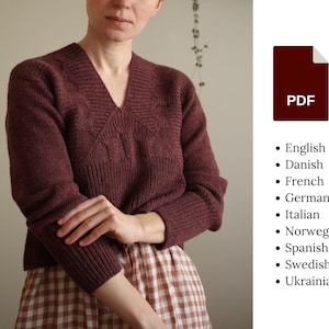 Peut inclure: Un pull maron avec un motif en tricot torsadé et un col en V. Le pull est porté sur une jupe à carreaux bruns et blancs.