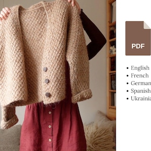 Könnte beinhalten: Ein beiger Strickcardigan mit Knopfleiste. Der Cardigan ist mit einem strukturierten Stich gearbeitet und hat eine lockere Passform. Das PDF-Muster ist in Englisch, Französisch, Deutsch, Spanisch und Ukrainisch verfügbar.