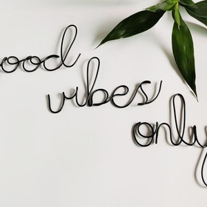 Good Vibes Only Wandschild, Positive Vibes Zeichen, Schlafzimmer Dekor, Wireword dekor, Wire Words, Wire Words für Schlafzimmer, Wire Home Decor
