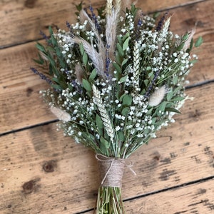 Puede incluir: Un ramo de novia r&uacute;stico con flores secas, incluyendo aliento de beb&eacute; blanco, trigo y lavanda.