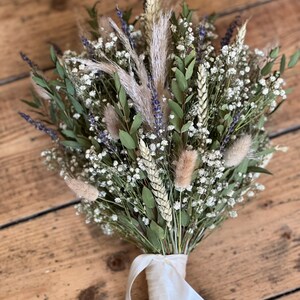 Puede incluir: Un ramo de flores secas con una cinta blanca. El ramo incluye aliento de beb&eacute; blanco, trigo seco, lavanda y hierba de la pampa.