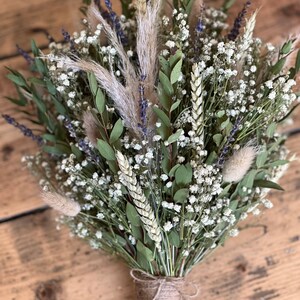 Puede incluir: Un ramo de flores secas con aliento de beb&eacute; blanco, trigo, lavanda y hierba de la pampa atado con cuerda.