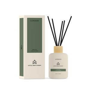 Op de afbeelding: Een witte diffuserfles met zwarte rietjes en een groen label waarop "LONDON" en "LITTLE MISS LONDON" met een kroonlogo staan. Het label vermeldt ook "PRIVATE COLLECTION" en "GREEN FOREST".