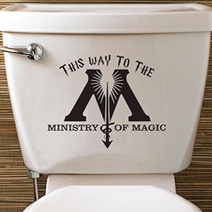 "Epic Modz ""This Way To The Ministrierie Of Magic"" Toilette Vinyl Aufkleber Aufkleber wand fenster tür klo Kabine Fan Kunst Design Dekoration."