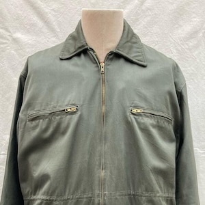 Op de afbeelding: Een donkergroen utility-jack met een ritssluiting en meerdere zakken. Het jack heeft een ontspannen pasvorm en een klassiek ontwerp.