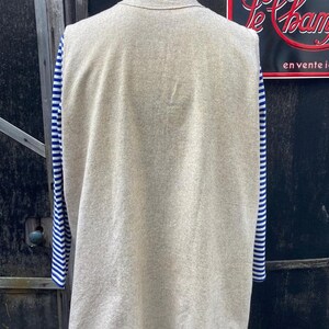 Puede incluir: Una camisa gris de manga larga con mangas a rayas azules y blancas. La camisa est&aacute; hecha de un material suave y c&oacute;modo.