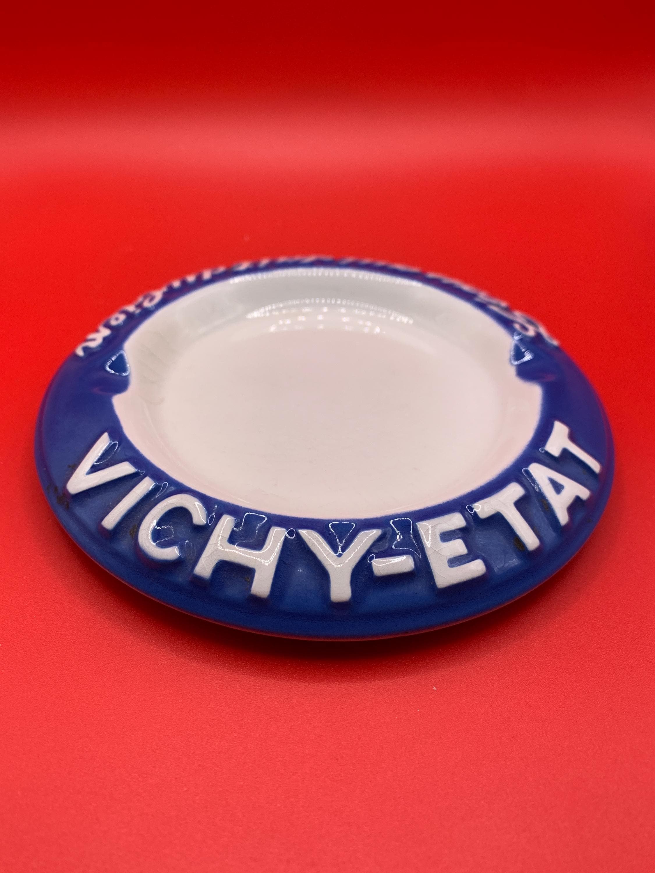 Cendrier Ancien En Faïence VICHY 'C'est L'instant Celestins' - Motif Relief - Neuf