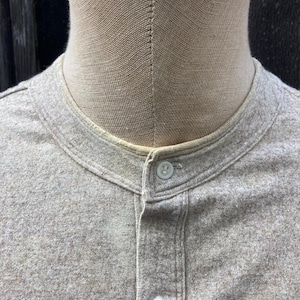 Puede incluir: Una camisa de manga larga de color marr&oacute;n claro con cuello mandar&iacute;n y cierre de botones en la parte delantera. La camisa est&aacute; hecha de una tela suave y texturizada.