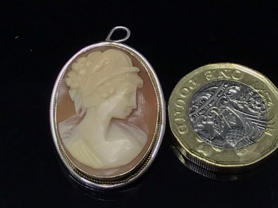 Broche camée ancienne « Vénus avec Cupidon et autres fils » en argent - En vente sur France