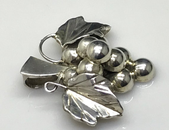 Gift silver grapes brooch vintage - image 2