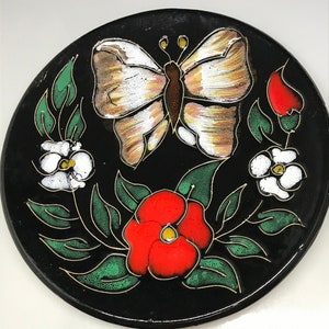 Arte de pared de mariposa esgrafiado de lava gorda vintage estilo San Marino flores blancas rojas