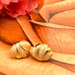 Pendientes Napier vintage de oro crema con esmalte y forma de concha 2
