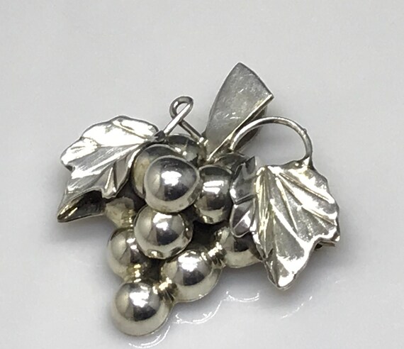 Gift silver grapes brooch vintage - image 4
