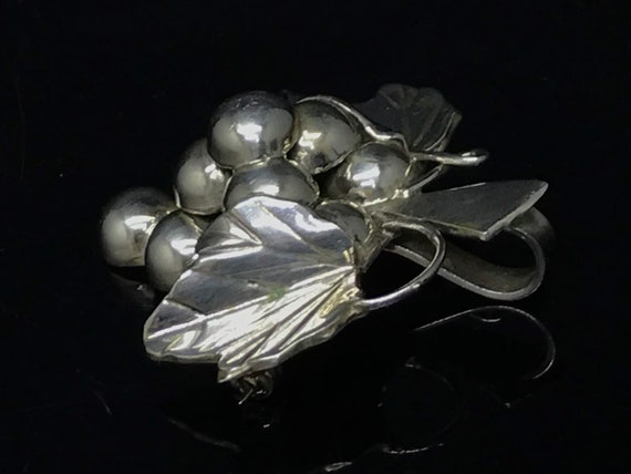 Gift silver grapes brooch vintage - image 7