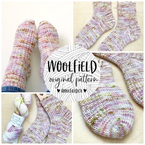 Peut inclure: Une paire de chaussettes tricotées à la main en fil multicolores avec des tons roses, verts et blancs. Les chaussettes sont présentées sous différents angles, y compris un gros plan de la pointe. Le fil est présenté dans une pelote avec l'étiquette "Misty Strings". L'image comprend également le texte "Woolfield original pattern" et "Woolfield.ca".