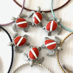 Schildkröte Schmuck | Dive Flagge Halskette, Taucher Geschenke, Ozean Geschenke, Geschenk für Taucher, Nautik Schmuck, Schildkröte Halskette, Tauch Schmuck Design