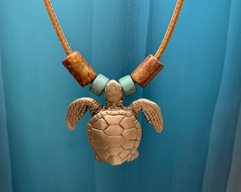 Schildkröte Anhänger: Realistische Ozean Anhänger Geschenk, Bronze Surf Design