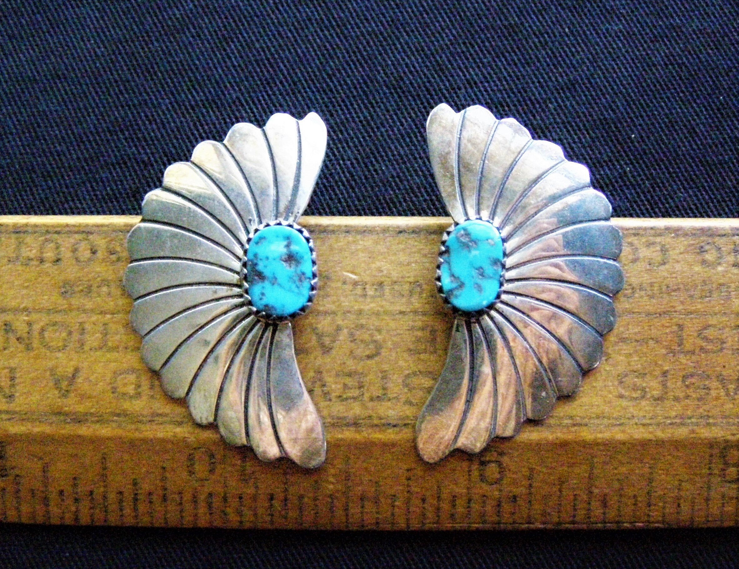 Riveting Vintage Native American Navajo Morenci Turquoise Cluster Sterling Silver Bracelet Riveting Vintage Native American Navajo Morenci Turquoise Cluster Sterling Silver Bracelet