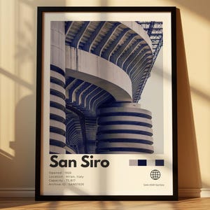 Könnte beinhalten: Ein gerahmtes Architekturposter des San Siro Stadions in Mailand, Italien. Der Druck zeigt eine monochrome Perspektive der spiralförmigen Betonstruktur des Stadions, mit dem Text San Siro, Standortdetails und einem Globus-Symbol.