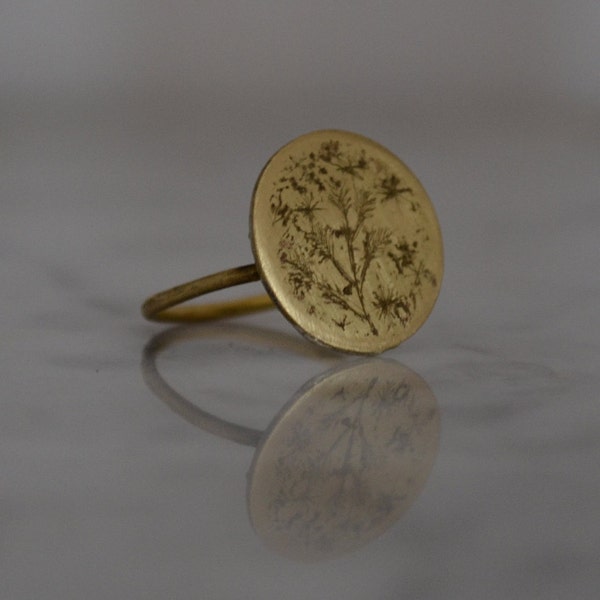 Bague en laiton avec médaille gravée