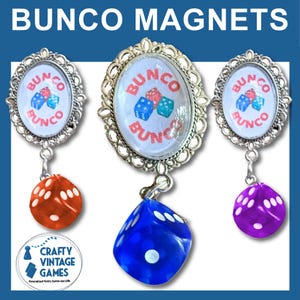 Peut inclure: Trois aimants Bunco avec des cadres argentés et des breloques en forme de dés. Les aimants présentent le mot "Bunco" et des graphiques de dés. Une breloque est orange, une bleue et une violette. Le texte "Crafty Vintage Games" est également visible.