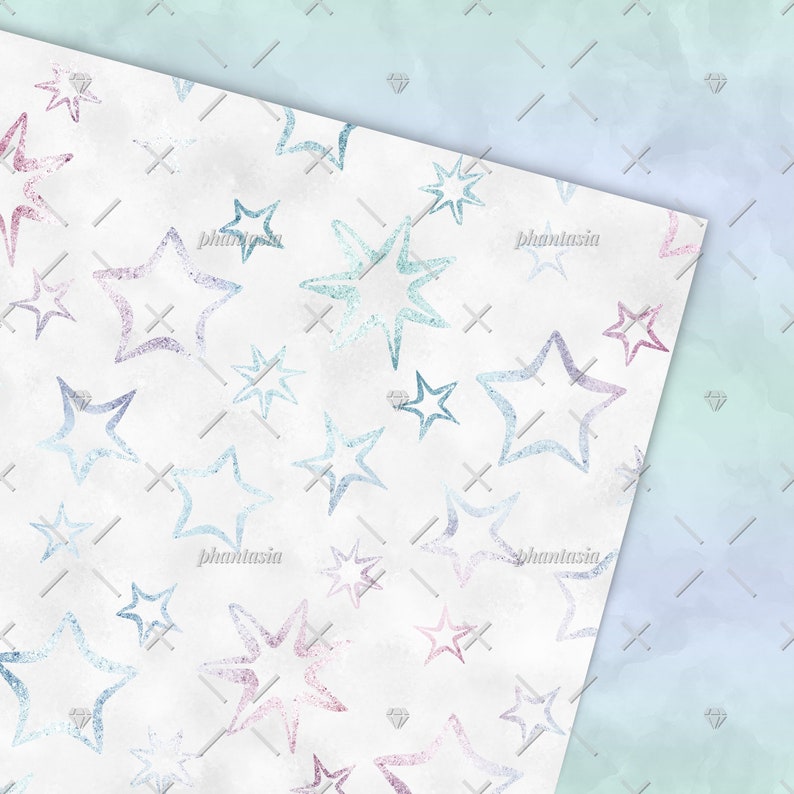 Pu&ograve; includere: Uno sfondo bianco con un motivo di stelle blu e rosa. Le stelle sono disegnate in uno stile semplice, disegnato a mano e hanno un aspetto leggermente testurizzato. Lo sfondo &egrave; di colore blu chiaro.