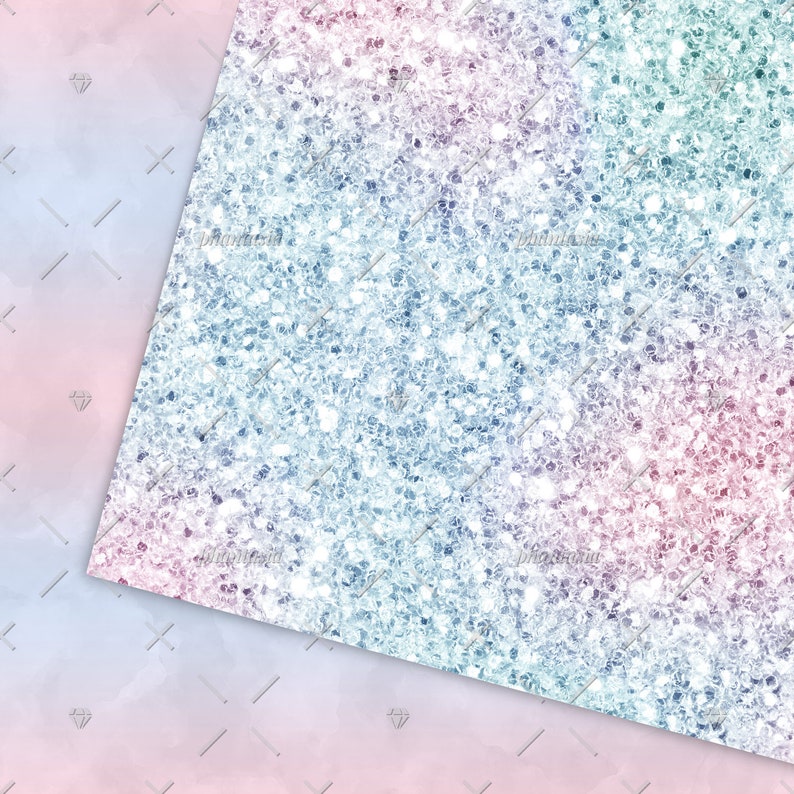 Pu&ograve; includere: Uno schema senza cuciture di glitter iridescente in tonalit&agrave; di rosa, blu e turchese. Il glitter &egrave; disposto in uno schema diagonale, creando un effetto scintillante.
