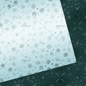 Peut inclure: Un fond bleu et vert avec une ligne diagonale s&eacute;parant les deux couleurs. La moiti&eacute; sup&eacute;rieure du fond est bleu clair avec un motif de flocons de neige blancs. La moiti&eacute; inf&eacute;rieure du fond est vert fonc&eacute; avec un motif d'&eacute;toiles blanches.