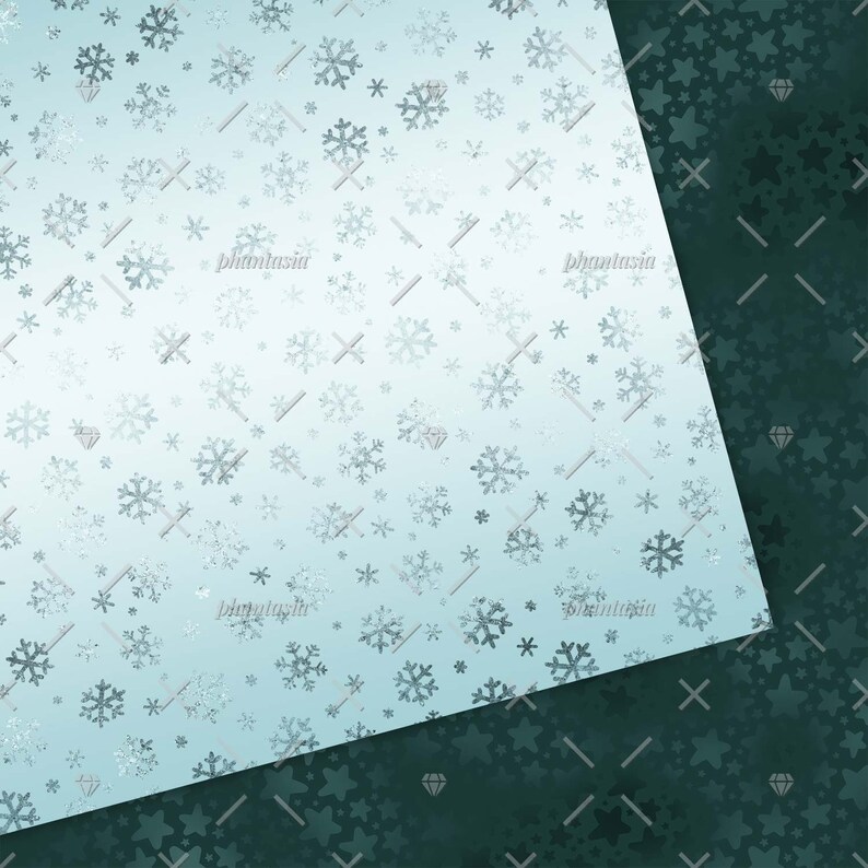 Peut inclure: Un fond bleu et vert avec une ligne diagonale s&eacute;parant les deux couleurs. La moiti&eacute; sup&eacute;rieure du fond est bleu clair avec un motif de flocons de neige blancs. La moiti&eacute; inf&eacute;rieure du fond est vert fonc&eacute; avec un motif d'&eacute;toiles blanches.