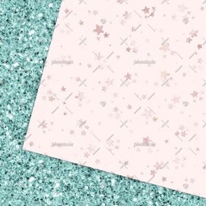 Peut inclure: Un fond rose avec un motif blanc et gris de &eacute;toiles et de diamants. Le fond est partiellement recouvert d'un tissu paillet&eacute; turquoise.
