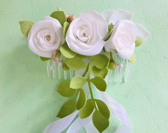 Peigne à cheveux avec des fleurs blanches