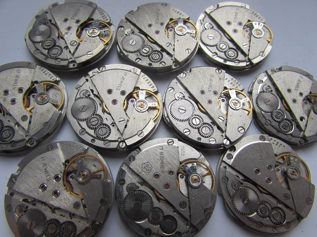 Lot De 35 Cadrans De Montres Vintage - Marques Zarja, Poljot, Etc. - Pour Art Steampunk Ou Pièces - Occasion