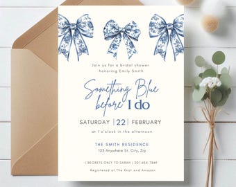 Puede incluir: Una invitación de ducha nupcial azul y blanca con el texto "Something Blue before I do" y detalles del evento, incluyendo la fecha, la hora y la ubicación. La invitación presenta una ilustración de acuarela de tres lazos azules con patrones florales blancos.