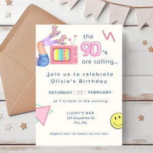 Puede incluir: Una invitación a una fiesta de cumpleaños de temática de los 90 en rosa y azul con una ilustración de dibujos animados de una persona en patines sobre ruedas frente a un televisor retro. El texto dice "the 90's are calling... Join us to celebrate Olivia's Birthday Saturday | 22 | February at 7 o'clock in the evening Lucky's Bar 123 Anywhere St. City, Zip Regrets only to Sarah | 201-654-7869"