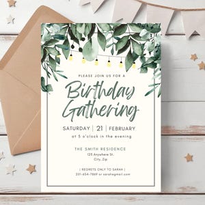 Puede incluir: Una invitación blanca con un borde de hojas verdes y luces de cadena. El texto dice "Por favor, únase a nosotros para una reunión de cumpleaños, sábado 21 de febrero a las 5:00 p. m., The Smith Residence, 123 Anywhere St., Ciudad, Código postal, Lamentamos que Sarah no pueda asistir, 201-654-7869 o sarahegmail.com"