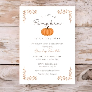 Puede incluir: Invitación a un baby shower con el texto "A Little Pumpkin Is On The Way". La invitación presenta una ilustración de calabaza naranja y elementos florales decorativos. Los detalles incluyen el nombre de la homenajeada, la fecha, la hora y el lugar.