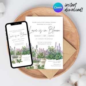 Peut inclure: Une invitation à une fête prénuptiale avec le texte "Love is in Bloom" sur fond blanc, avec des illustrations à l'aquarelle de plants de lavande en pots. Un smartphone affiche le même design. L'invitation est sur un plateau en bois avec une enveloppe.